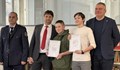 Директорът на СДВР връчи грамоти на двама седмокласници за проявена доблест, честност и доброта