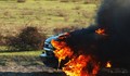 Автомобил пламна в движение, шофьорът е невредим