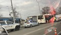 Автобус помете коли и се заби в будка в София