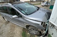 Кола се заби в заведение в Горна Оряховица