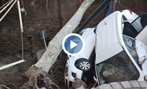 Огромна дупка на пътя глътна две коли в Неапол