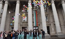 Студенти пуснаха 100 разноцветни балона пред Русенския университет