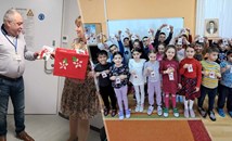 Деца даряват мартенички на онкоболни и лекари в Русе