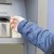 Само две банки предлагат безплатно теглене на пари от банкомат