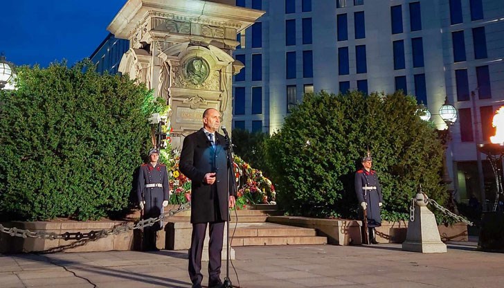 В оскотялото ни време на ротации на принципи и ценности, сред брокери на нашата несвобода с техните тефтерчета, Левски изглежда болезнено невъзможен, каза президентът В оскотялото ни време на ротации на принципи и ценности, сред брокери на нашата несвобода с техните тефтерчета, Левски изглежда болезнено невъзможен, каза президентът