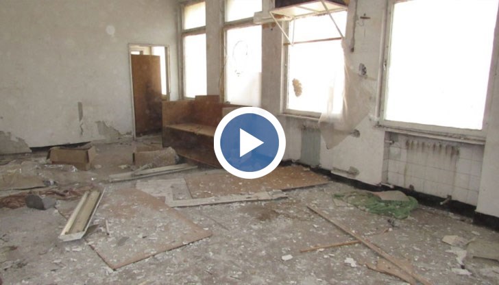 Събарянето на сградата напредва