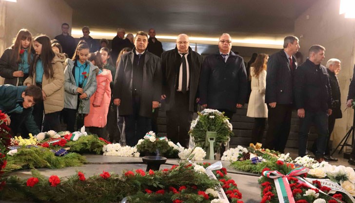 Областният управител Данаил Ковачев и заместникът му Георги Георгиев присъстваха на традиционната тържествена церемония по поднасяне на венци и цветя в Пантеона на възрожденците