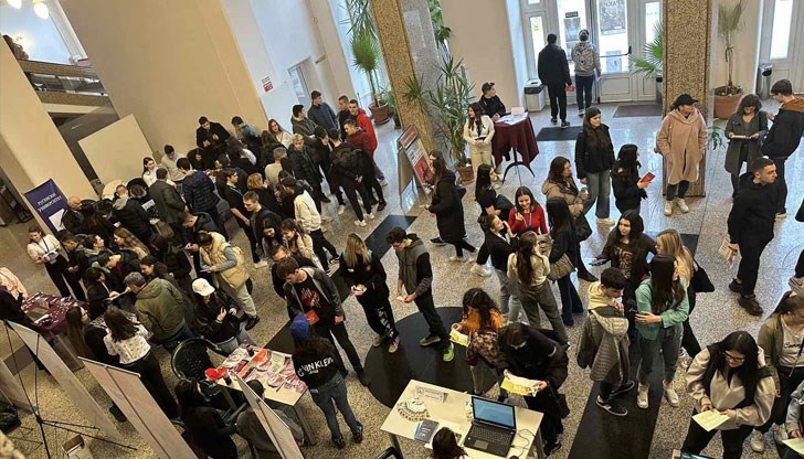 Учениците имаха възможност да посетят щандовете на редица български университети и да се срещнат с представители на фирми, които съдействат активно за подготовката на документи за кандидатстване в чужбина