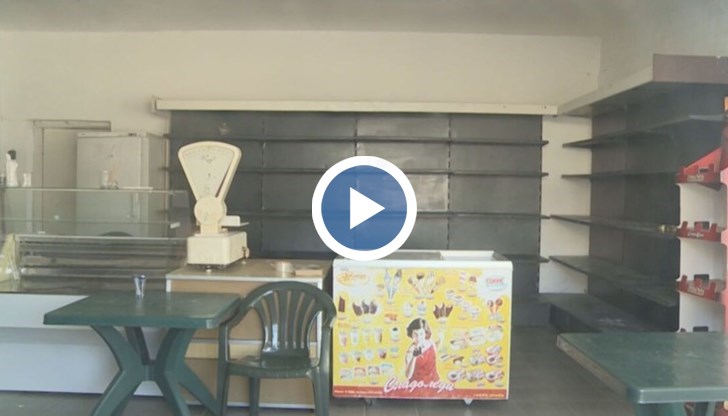 Три пъти в седмицата микробус докарва хляб в обезлюденото село край Гърция