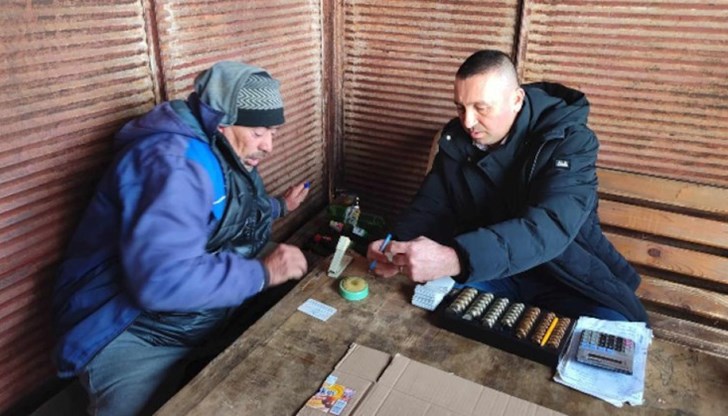 Хората чакат на студа и се страхуват, че някой ще ги окраде, но нямат избор Хората чакат на студа и се страхуват, че някой ще ги окраде, но нямат избор