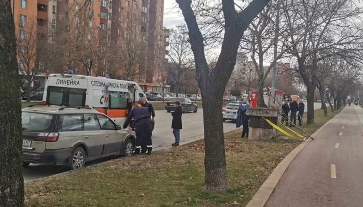 Очевидец на инцидента помага на детето, което е без наранявания Очевидец на инцидента помага на детето, което е без наранявания