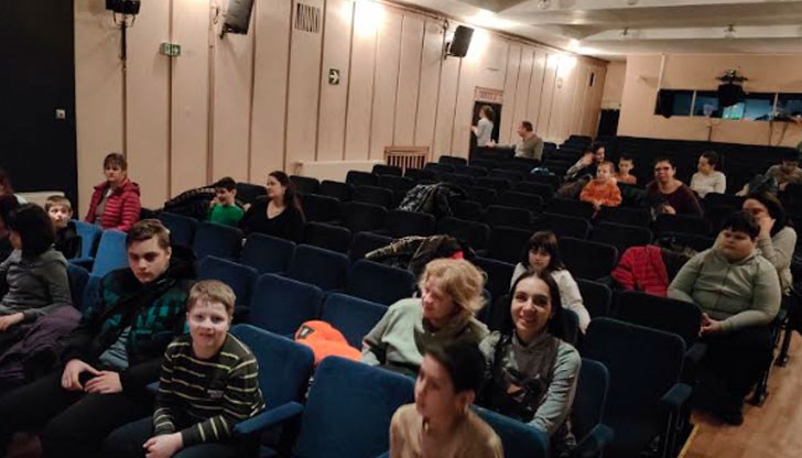 Спектакълът бе изигран специално за тях