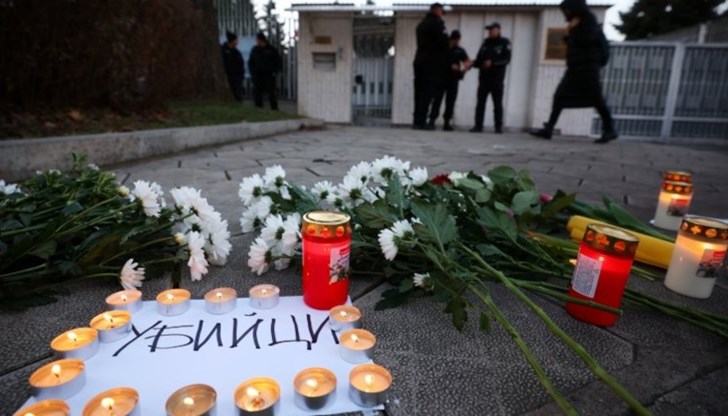 Хората мълчаливо палят свещи и оставят цветя