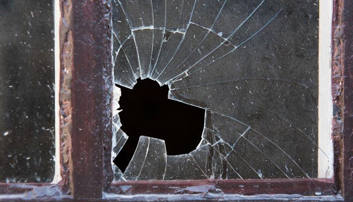 Апашът е счупил прозорец, за да влезе в имота