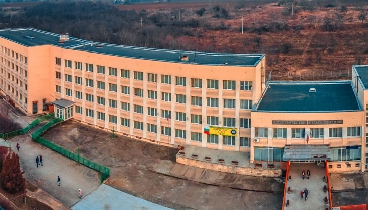 Предвижда се физкултурният салон да бъде с топла връзка към сградата на училището и самостоятелен подход от двора