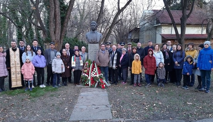 Възпоменателната церемония се състоя пред бюст-паметника на Васил Левски в парк "Крал Михай I"
