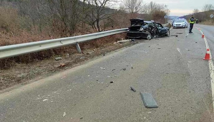 Лекият автомобил е занесъл на пътното платно край село Осенец и се ударил в насрещно движещ се микробус