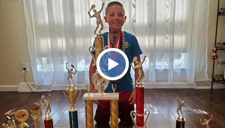 Той сервира с две ръце, играе с два форхенда тренира по 40 часа на седмица