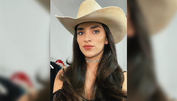 Инфлуенсърката заема мястото на Георги Любенов във "Вечерното шоу"