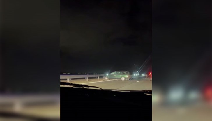 Лек автомобил се е забил в мантинелата