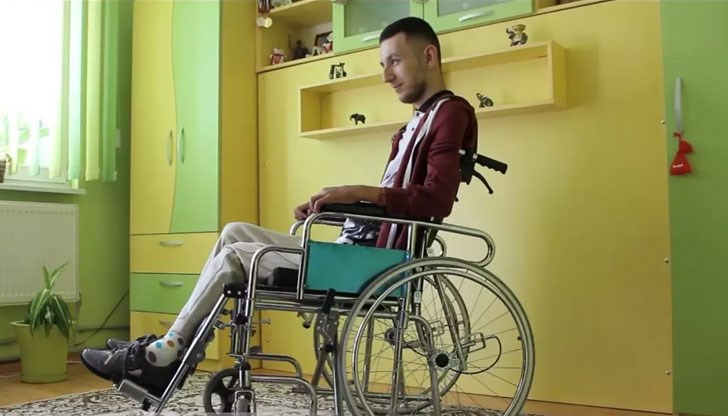 Инициативата "Билярд с кауза" събира стотици желаещи да помогнат на младия мъж, който е парализиран от врата надолу