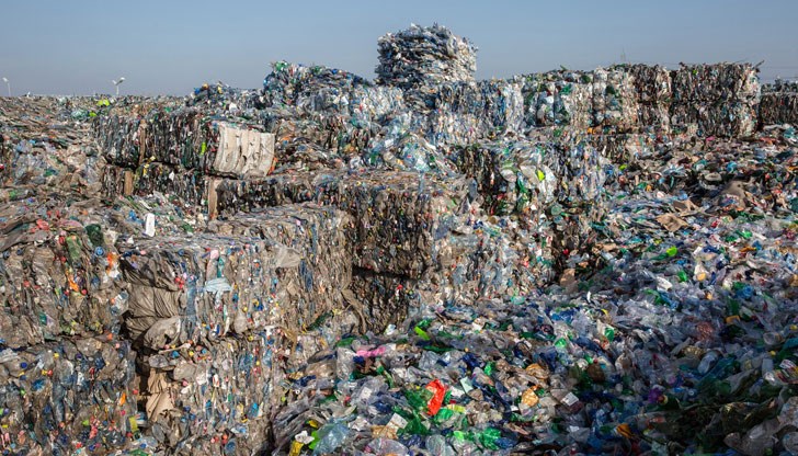 Западните държави изпращат в страната хиляди тонове боклук, въпреки че вносът на отпадъци, които вече не могат да се рециклират, е забранен