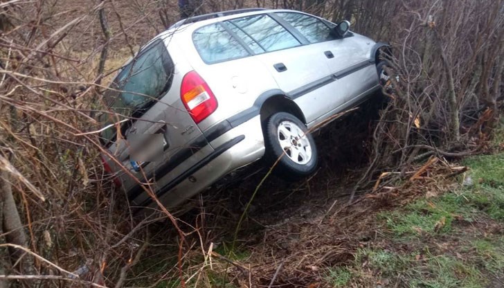 Лекият автомобил се е озовал в крайпътните храсти