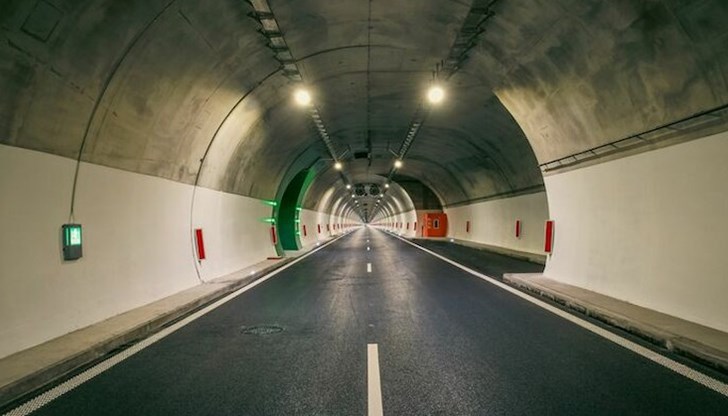 Съоръжението е с дължина около 2 км и е най-дългият пътен тунел, изграждан досега у нас