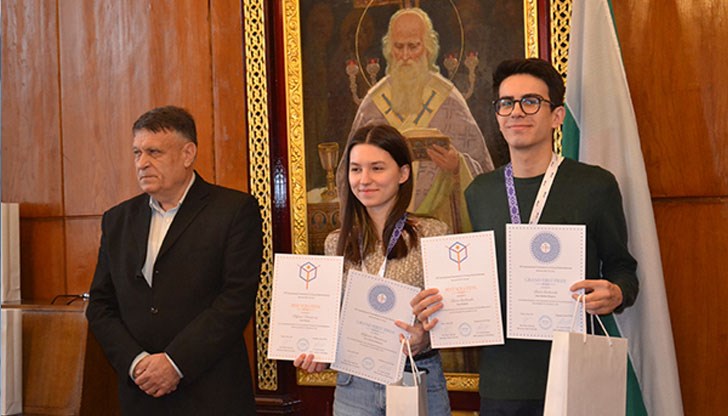 Ректорът на Софийския университет им връчи златни медали