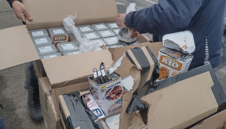 Акцизните стоки са били увити във фолио и поръсени с червен пипер, вероятно с цел заблуда на митническите кучета