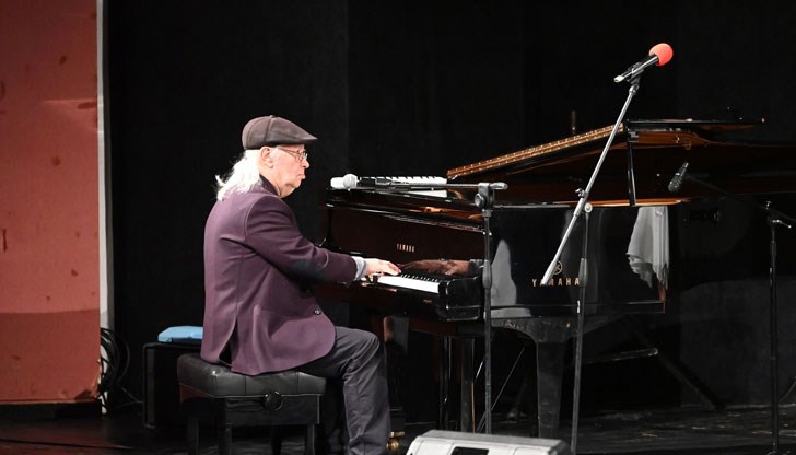 На сцената в Доходното здание излязоха и популярни русенски изпълнители