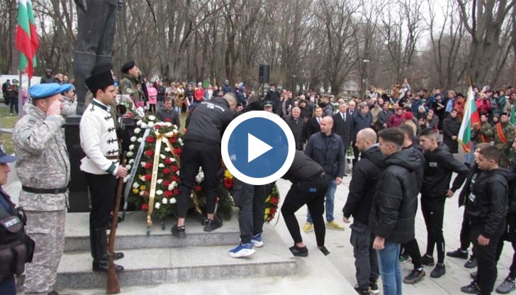 Хора на различни възрасти се събраха пред паметника на Левски в Парка на възрожденците