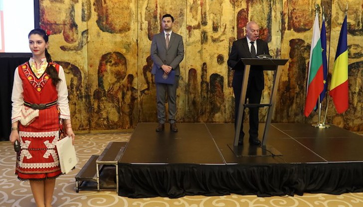 Празникът завърши с традиционно българско хоро и ръченица