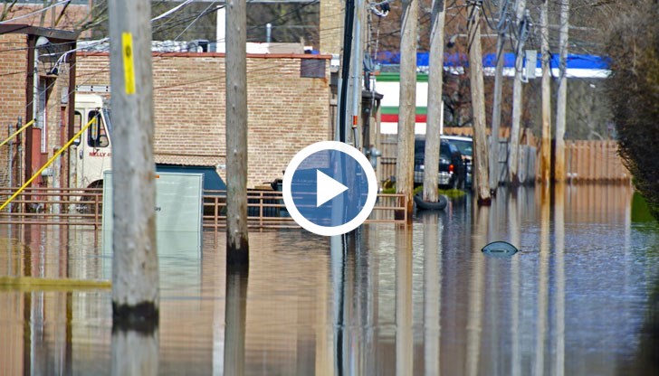 Наводнени улици, кални свлачища, разрушени къщи и отнесени автомобили след рекордни валежи