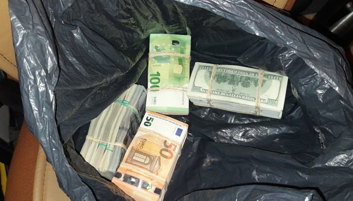 Голямо количество недекларирана валута откриха митническите служители от МП Оряхово в ТД Митница Русе