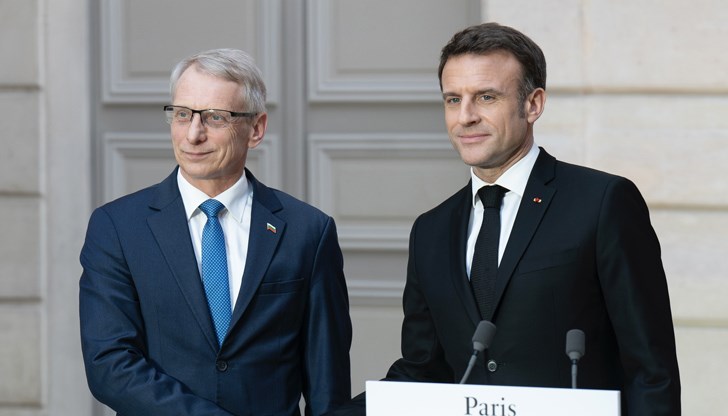 Президентът на Франция благодари на български език на Денков за визитата в Париж