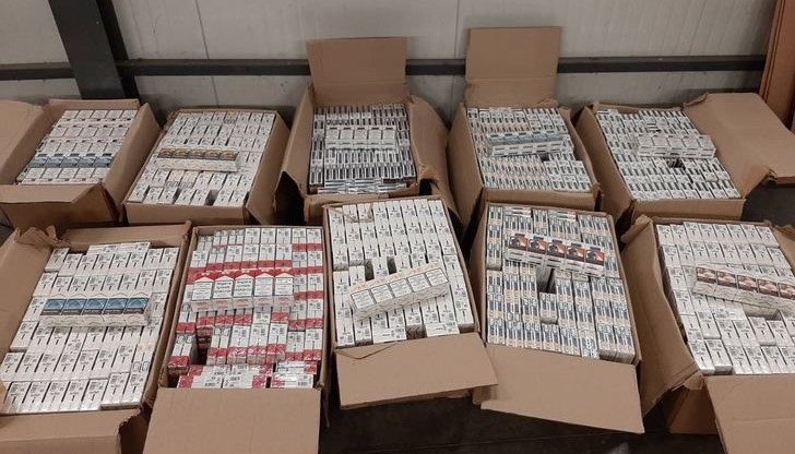 Митнически инспектори задържаха над 100 000 къса цигари при няколко случая на Дунав мост при Русе