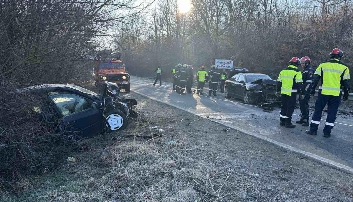 Двамата шофьори са откарани в болница, като състоянието им е тежко