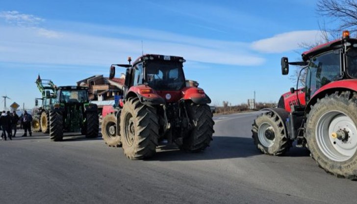 Земеделският протест блокира ключови пътища в страната Земеделският протест блокира ключови пътища в страната