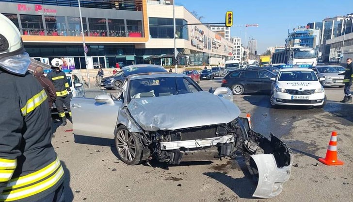 Удря паркирани автомобили в опита си да избяга от местопроизшествието