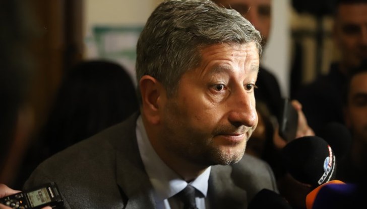 Делян Пеевски се "самовзривява" с поредния фойерверк от безвкусни пошлости Делян Пеевски се "самовзривява" с поредния фойерверк от безвкусни пошлости