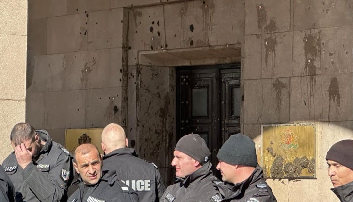 Сградата беше замерена с яйца