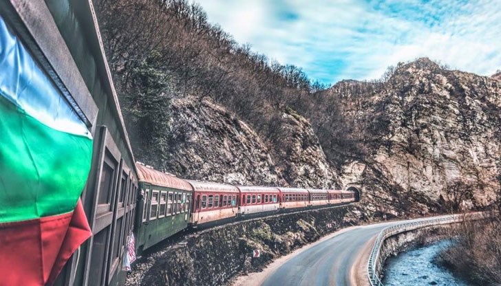 Цената на билета за пътуване в двете посоки Септември - Якоруда - Септември е 33 лв. с включено запазено място