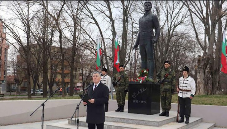 Закъснялото изграждане на паметник на Апостола в Парка на възрожденците може да ни послужи за урок, заяви областният управител