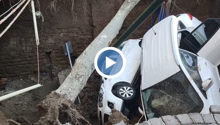 Военни спасяват потъналите в кратера хора