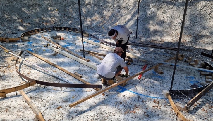 Според указателната табела на обекта началото на строежа е с дата 23 ноември 2022 г. и срок на изграждане 180 дни