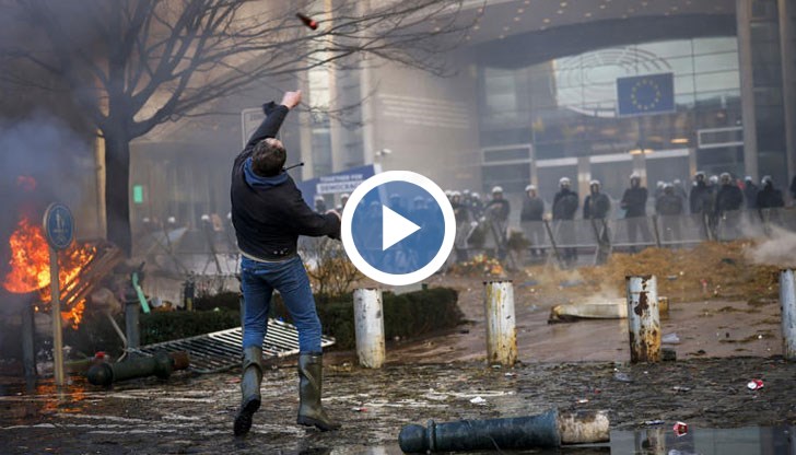 Протестиращите запалиха огньове в близост до сградата на Европейския парламент и свалиха статуя