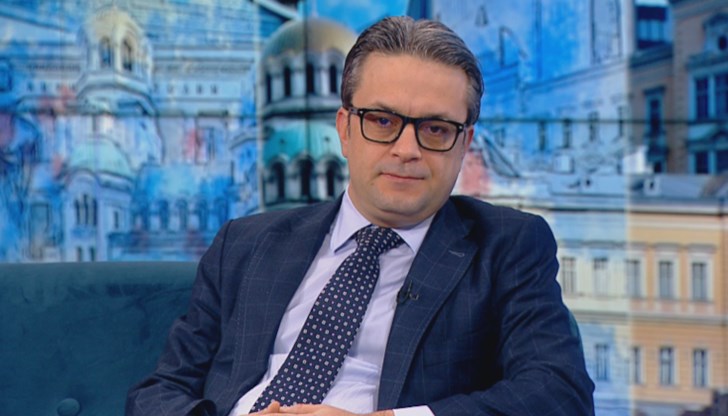 Не може да се експериментира с хора, за които МВнР ще осигурява достъп до някакви важни политици, смята той