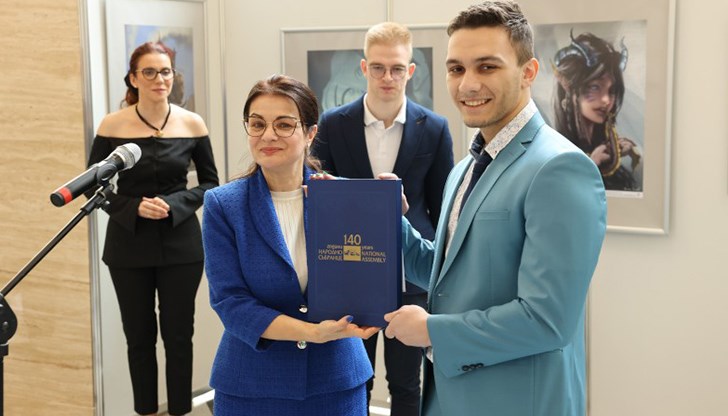 Експозицията, дело на младия художник, е наречена "Фантазия безкрай"