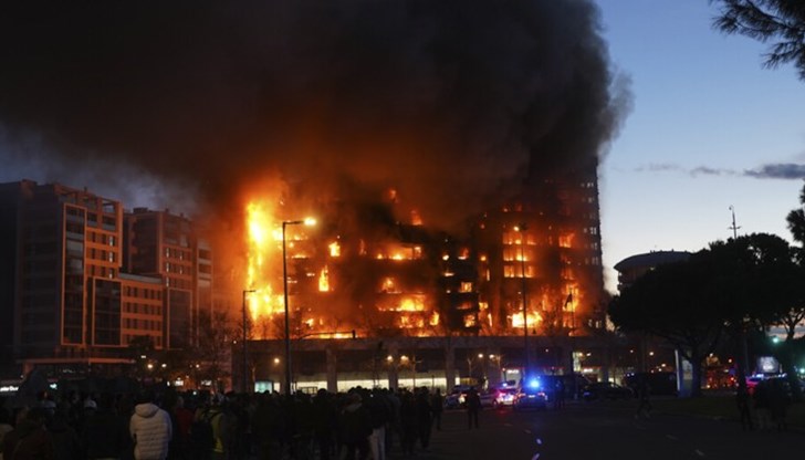 14-етажен блок се запали